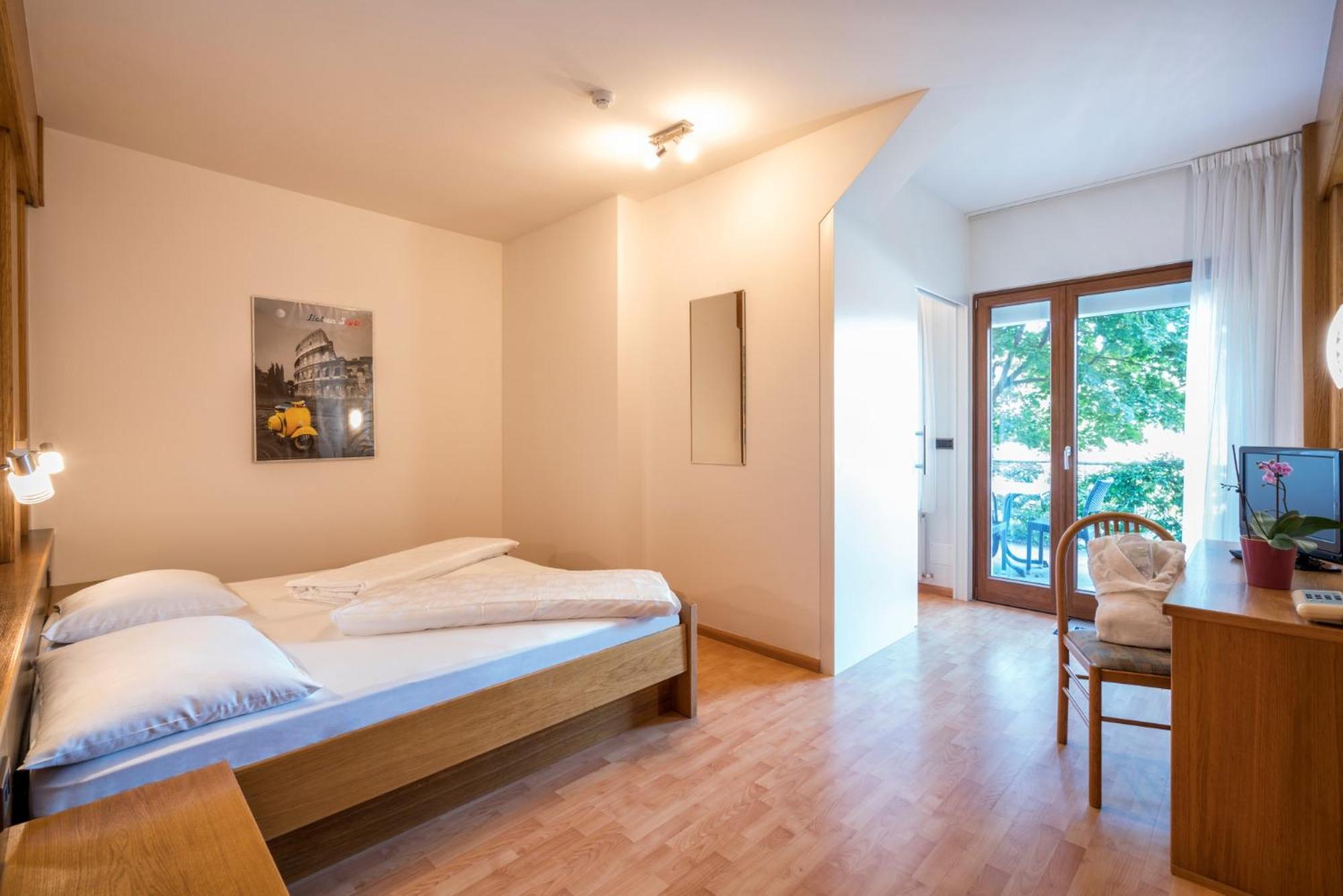 Hotel Garni Gruener Baum Laives Exterior photo
